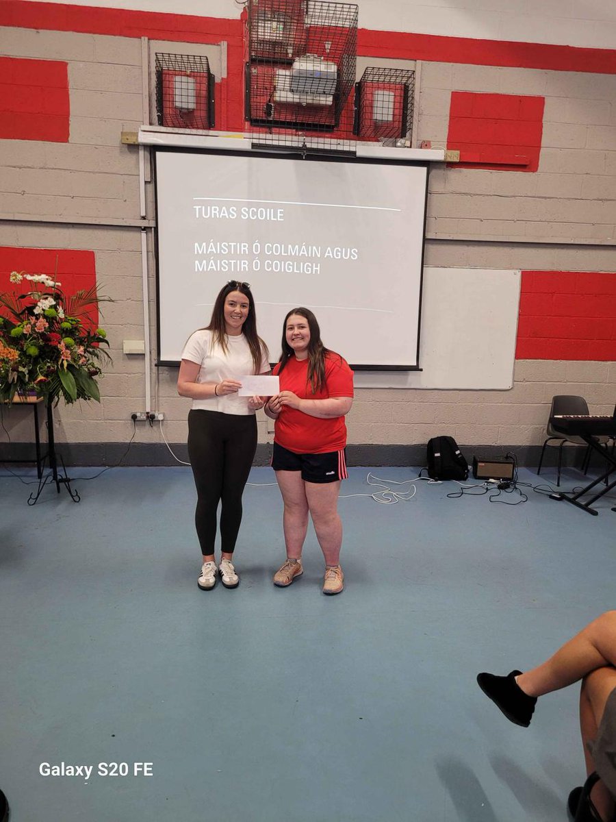 Comhghairdeachas le muintir na hIdirbhliana. Céiliúraigh siad le ceol, cuimhní, agus taispeántais. Bronnadh gradaim agus teastais ar na daltaí, agus ag deireadh, uachtar reoite! Bíodh samhradh den chéad scoth agaibh go léir!