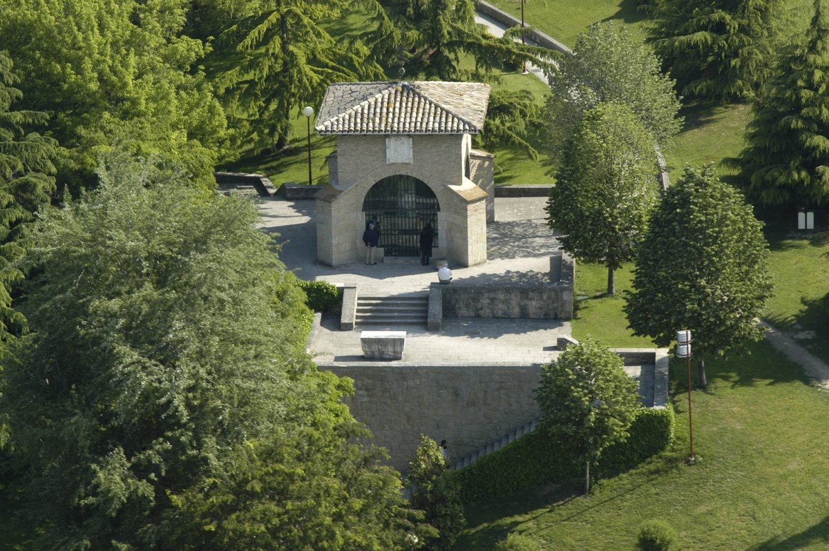Universidad de Navarra (@unav) on Twitter photo Ha fallecido Heliodoro Dols, arquitecto de la Ermita del campus. DEP.
Su persona y su obra pueden descubrirse en el libro que escribió Javier Domingo de Miguel, antiguo alumno de <a href="/etsaunav/">Escuela de Arquitectura</a>.
👇👇👇
unav.edu/web/escuela-te… Ha fallecido Heliodoro Dols, arquitecto de la Ermita del campus. DEP.
Su persona y su obra pueden descubrirse en el libro que escribió Javier Domingo de Miguel, antiguo alumno de <a href="/etsaunav/">Escuela de Arquitectura</a>.
👇👇👇
unav.edu/web/escuela-te…