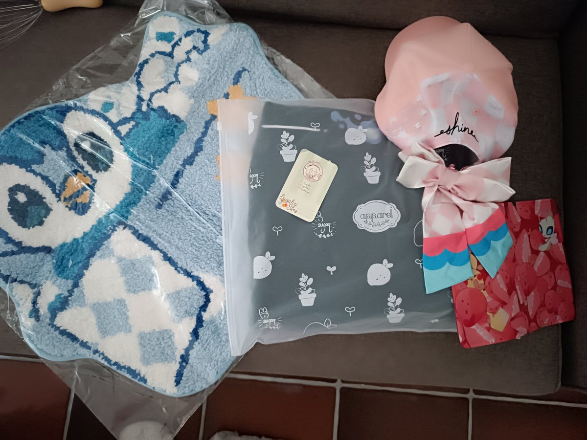 Even the goshdarn bag for clothes is so cute I'm so happy 🥺😭🫰 Thank you <a href="/Sugahri/">Sugar🍓</a> , can't wait to step on poor Piplup 🫰🥺😭