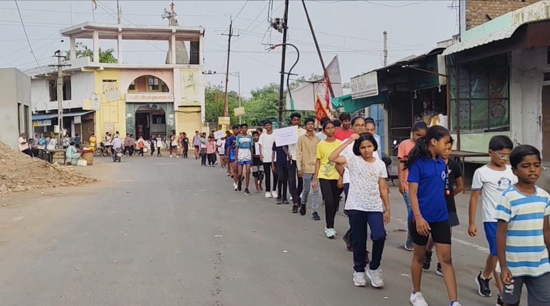 "જગતભરમાં પ્લાસ્ટિક પ્રદૂષણનો અંત લાવો"

આજરોજ સરદાર પટેલ રમત ગમત સંકુલ પાટણ ખાતેથી "વિશ્વ પર્યાવરણ દિવસ 2025 ની ઉજવણી" અંતર્ગત "વોકથોન"ને લીલીઝંડી આપી પ્રસ્થાન કરાવ્યું.

<a href="/CMOGuj/">CMO Gujarat</a> <a href="/InfoGujarat/">Gujarat Information</a> <a href="/InfoPatan/">Info Patan GoG</a>
<a href="/CollectorPatan/">Collector Patan</a>