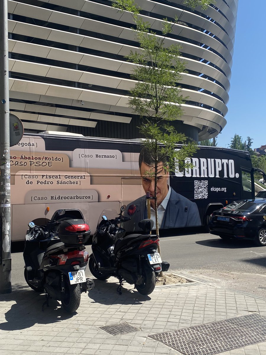 javiloopezz's tweet photo. Nada como ir por el Bernabéu al recibimiento del autobús!!! https://t.co/5tEA2HnGZr