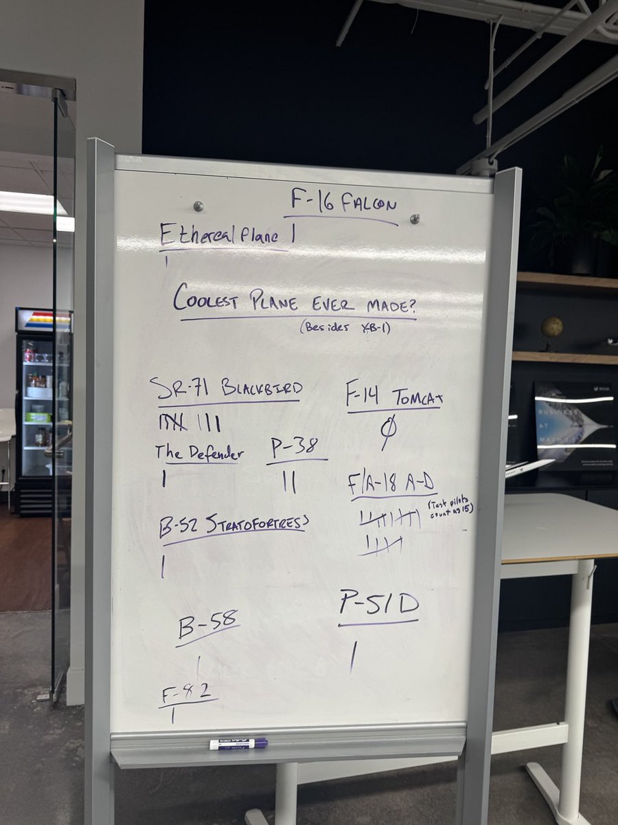 bscholl's tweet image. ✈️ 🤔