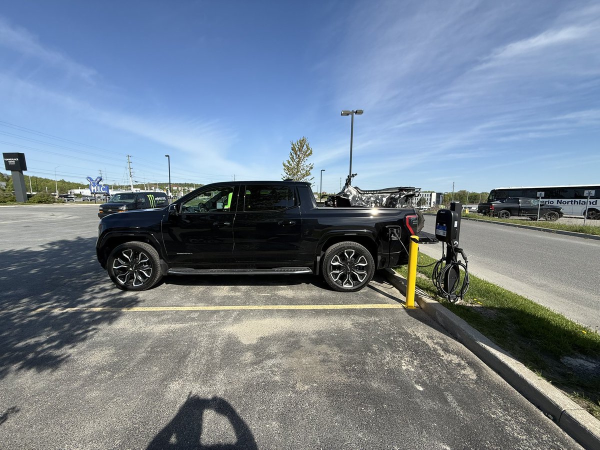 DBretonEMC_MEC's tweet image. Arrived in Sudbury, Ontario in a GMC Sierra electric truck after a journey of almost 900 km.

I had stopped in Ottawa for meetings, then set off from there towards Sudbury, a leg of almost 500 km without having to make a single stop to recharge the truck. Average speed: 115 km/h.