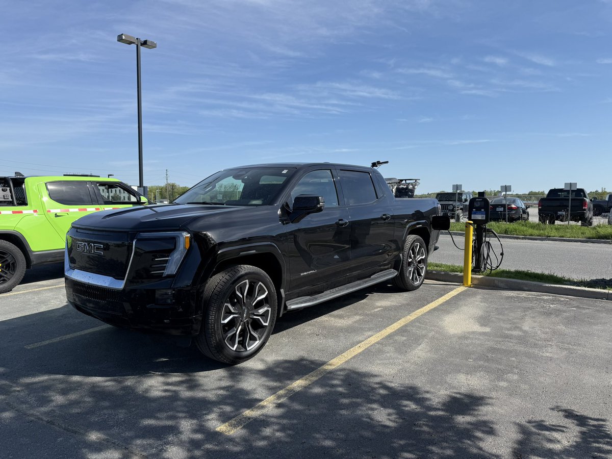 DBretonEMC_MEC's tweet image. Arrived in Sudbury, Ontario in a GMC Sierra electric truck after a journey of almost 900 km.

I had stopped in Ottawa for meetings, then set off from there towards Sudbury, a leg of almost 500 km without having to make a single stop to recharge the truck. Average speed: 115 km/h.