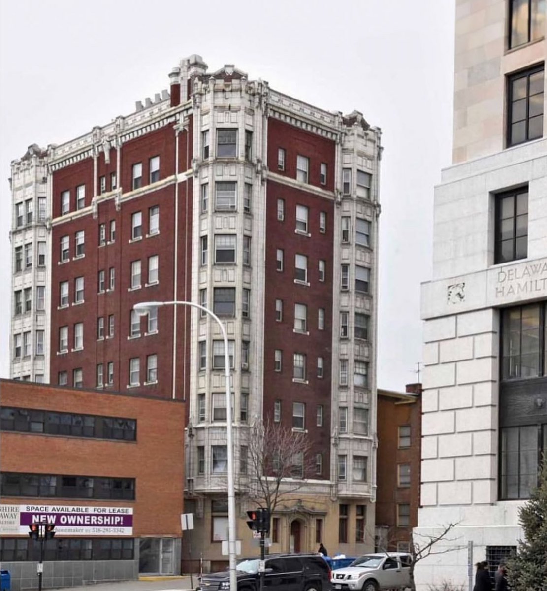 In 1926, Albany’s Fort Fredericks building was picked up, placed on tracks, &amp; pulled by horses 🐴 to its new home on State Street. Residents stayed inside the whole time!
This made way for the Alfred E. Smith Building 🏙 #AlbanyNY #AroundAlbany #FunFact