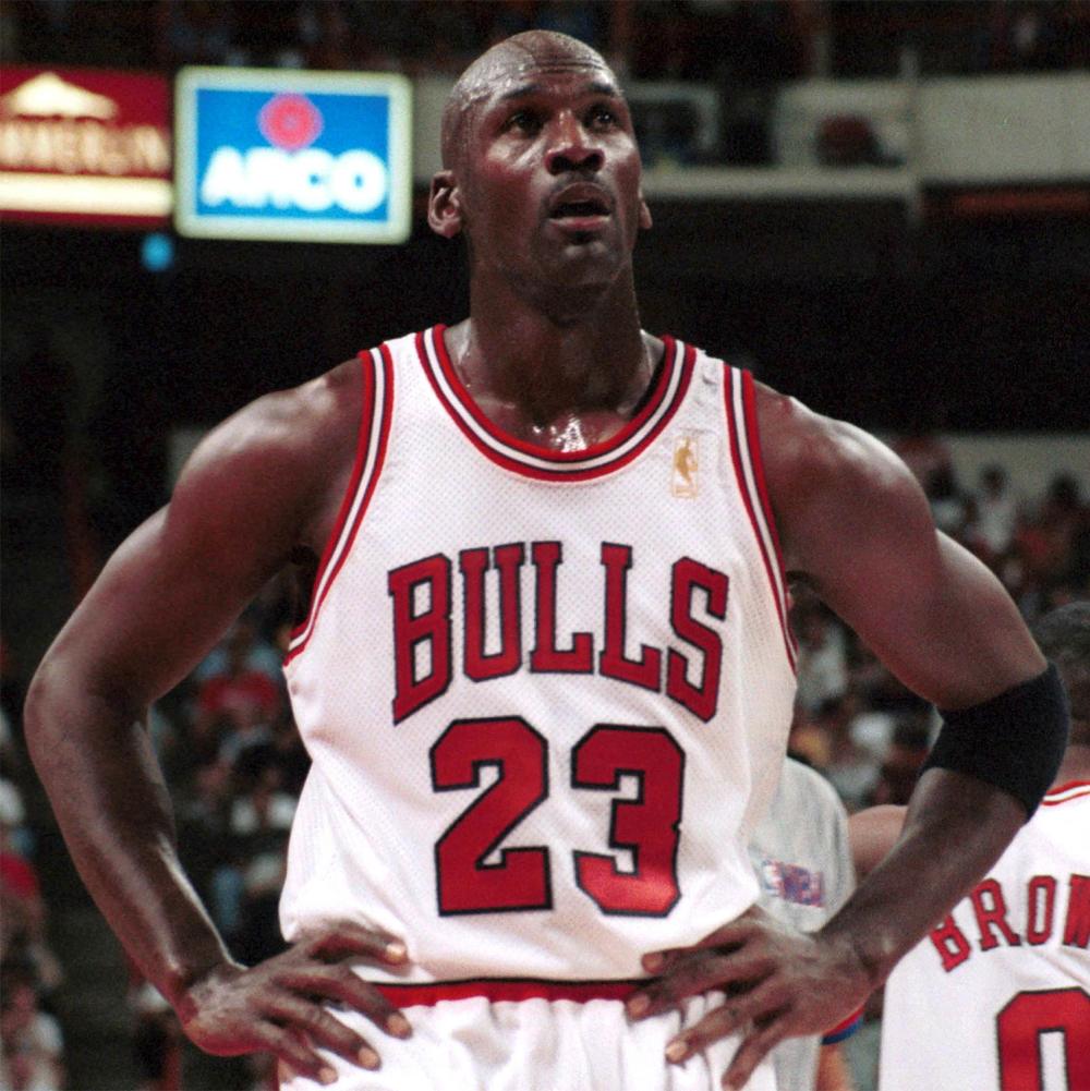 TRRealist23's tweet image. It's hard being the top dog every season. Besides the 1991 Bulls they were the favorite every year with Michael Jordan in the 90s, They 3 peated twice. Even the stacked 2010 Miami heat couldn't do that. Even the KD warriors... Jordan is 24-0 in games where he's the favorite.
