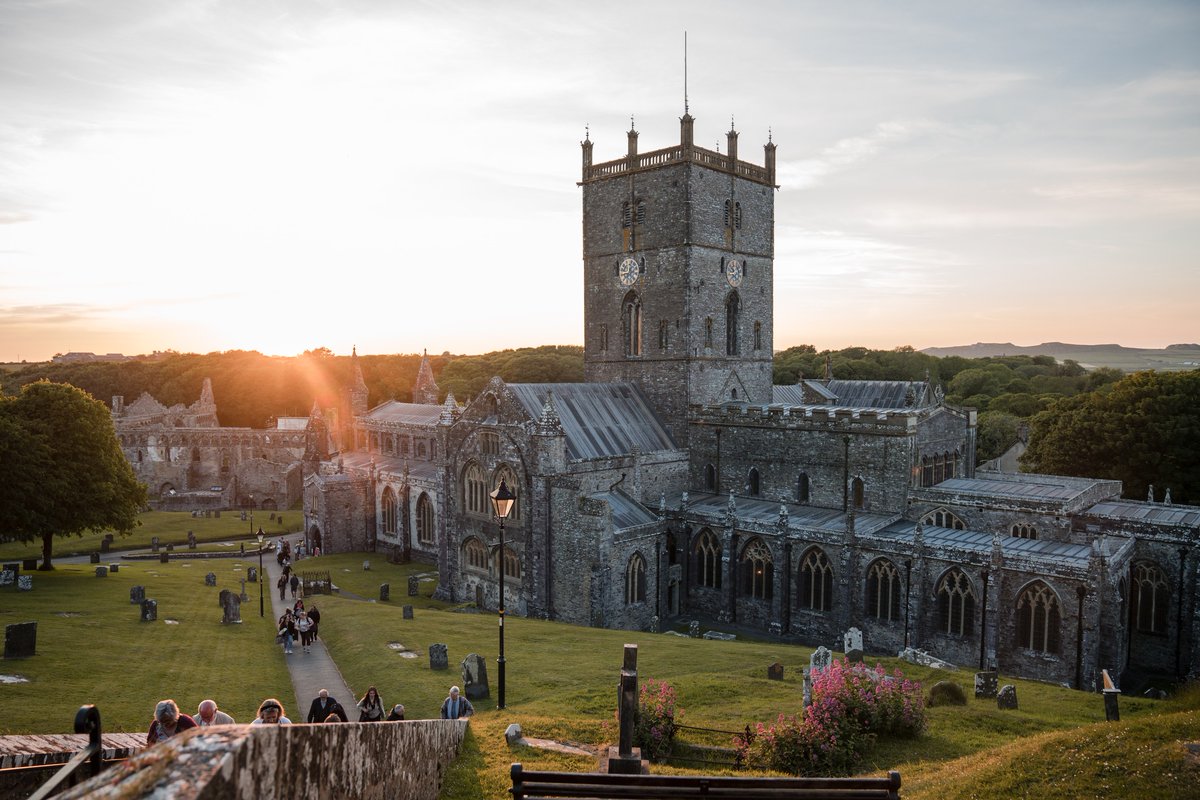 _cathedralmusic's tweet image. Today's @BBCRadio3 broadcast of Choral Evensong came from @StDavidsCath for the Eve of the Ascension 📻
Catch up on @BBCSounds to hear music by Paul Edwards, Dyson and Finzi 🎶