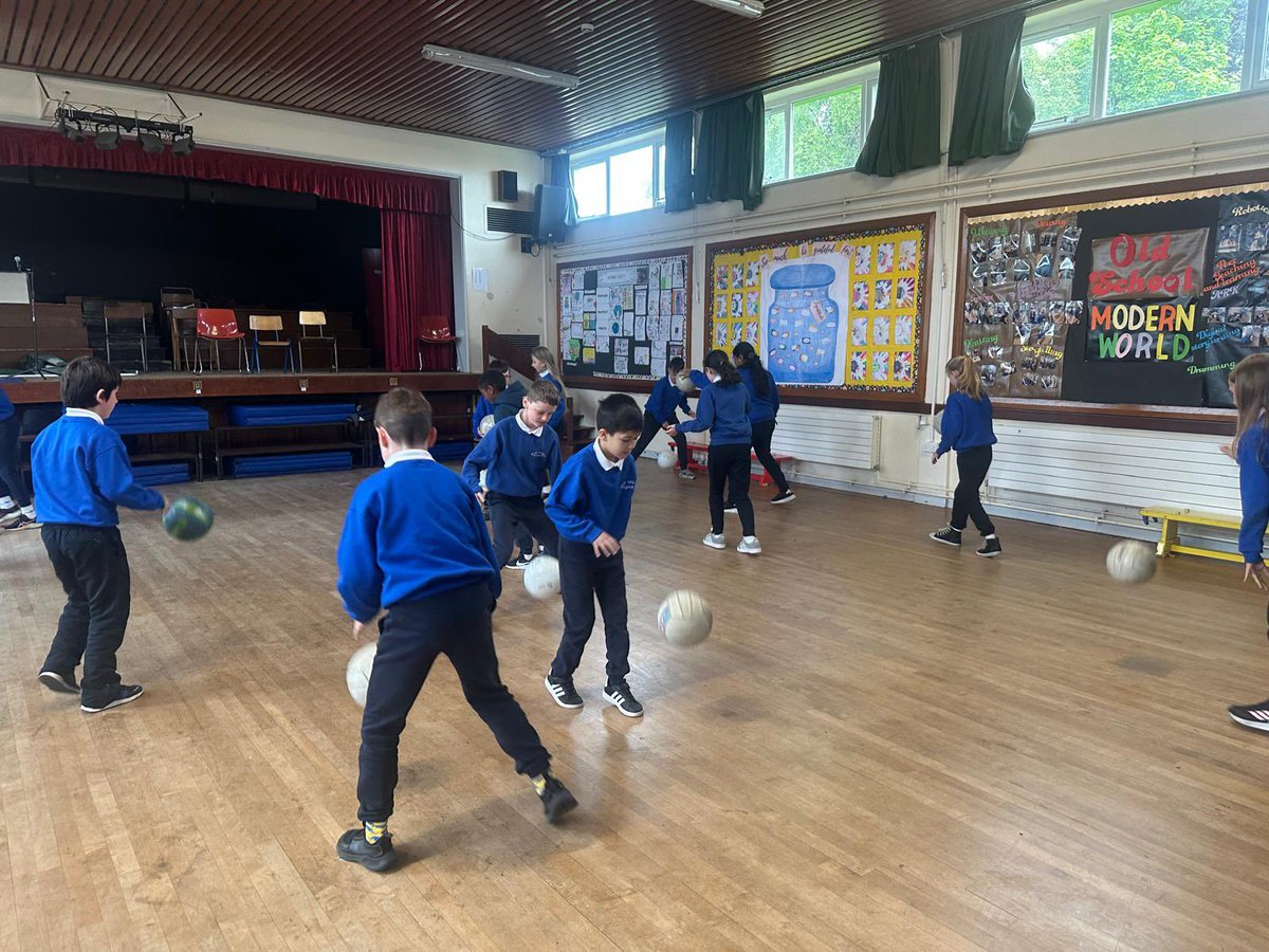 Action from <a href="/ScoilUrsulaNS/">Scoil Ursula</a> yesterday morning. Lots of fun games and coaching skills. Great effort from everyone. 👌🏼👌🏼🏁🏁🏐🏐 <a href="/sligogaa/">Sligo GAA</a> <a href="/SligoLGFA/">Sligo LGFA</a> <a href="/ConnachtGAA/">Connacht GAA</a>