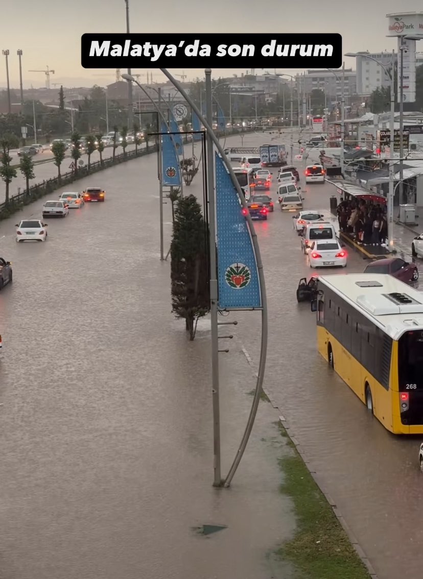 Malatya’da yağmurdan sonra ki durum içler acısı sorun şu ki sıkıntı yaşanan yolların büyük bir kısmı yeni yapılan yollar. <a href="/MalatyaBelTr/">Malatya Büyükşehir Belediyesi</a> <a href="/yesilyurtbeltr/">Yeşilyurt Belediyesi</a>