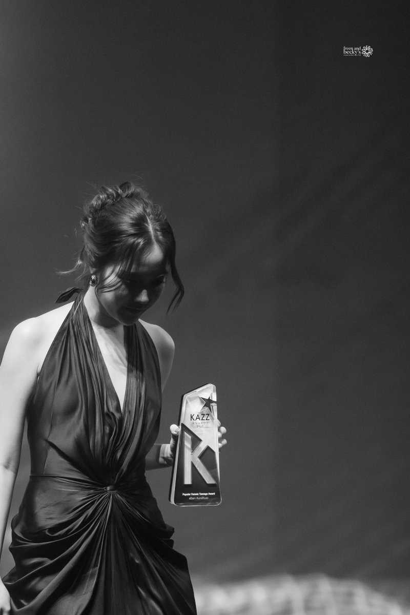 wondermild's tweet photo. ยินดีด้วยนะคะ 🌷
พี่ฟรีนจะเป็นรักแรกของเด็กผู้หญิงเสมอค่ะ

SAROCHA REBECCA AT KAZZ AWARDS
#KazzAwards2025xFreenBecky
#srchafreen https://t.co/NhppdSEW4R