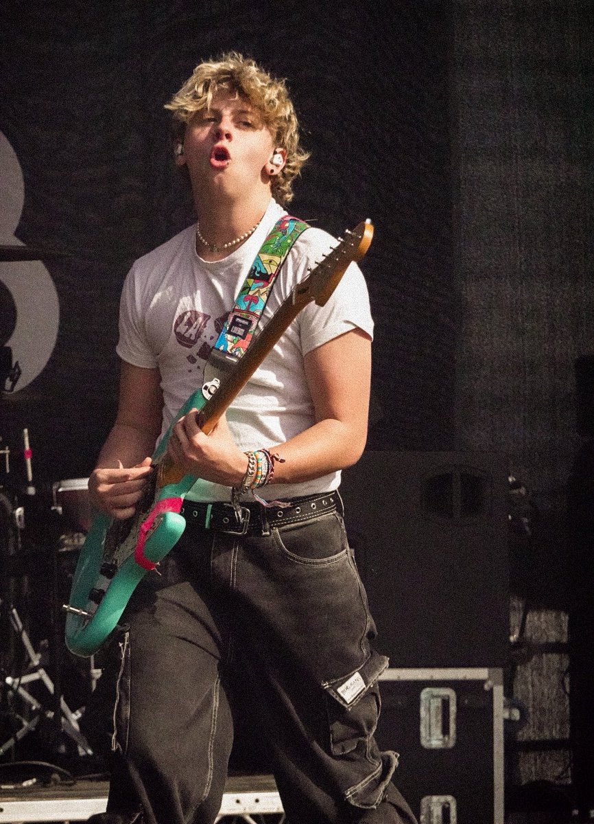 fern sees blue 🪱 tweet media