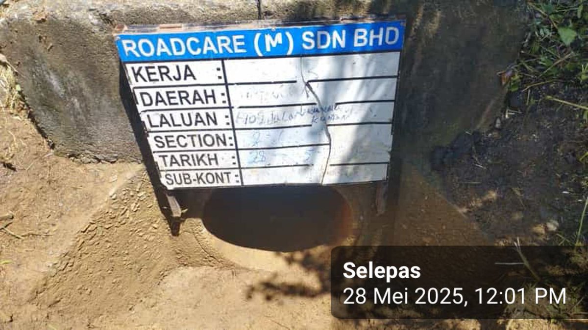 Kerja penyenggaraan rutin RO5 - Membersih pembentong &amp; jambatan di laluan FT232 Jalan Pekan Sehari Kg.Awah, Seksyen 2.60 Daerah Maran, Pahang

<a href="/jkrmaran/">JKRMaran</a> / <a href="/JKRJERANTUT/">JKR Jerantut</a>
<a href="/JKRPAHANG/">JKR PAHANG</a>
<a href="/ZTTCSFJ/">ZTT CSFJ</a>
<a href="/CSFJ_JKR/">Cawangan Senggara Fasiliti Jalan (CSFJ)</a>
<a href="/IPJKR_Official/">JKR Malaysia Rasmi</a>
<a href="/moworksmy/">Kementerian Kerja Raya Malaysia</a> 
<a href="/ahmadmaslan/">DS Dr Ahmad b Maslan</a> 
<a href="/AlexNantaLinggi/">Alexander Nanta Linggi</a>
