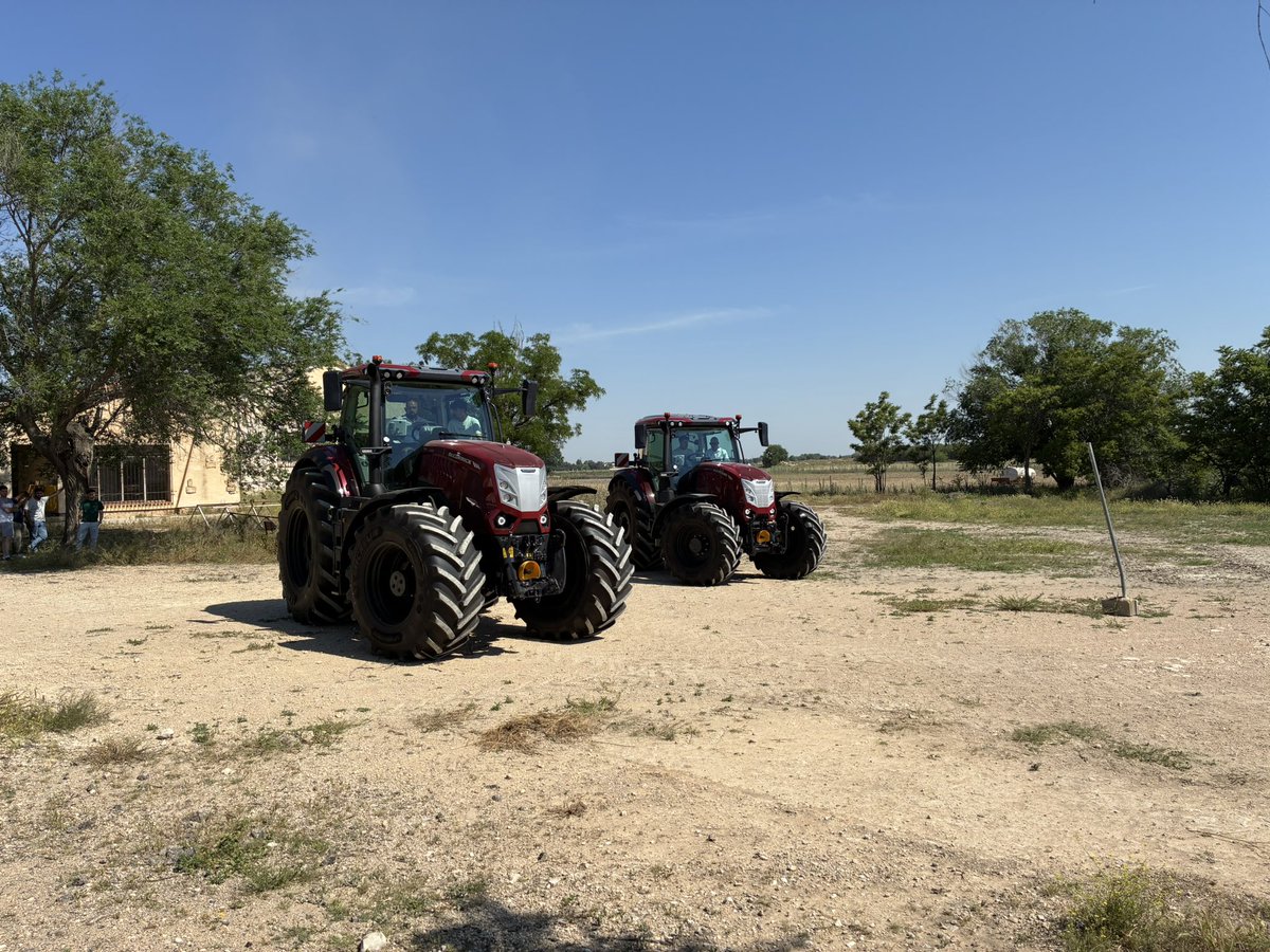 decano ingenieros agrónomos (@decanoagronomos) on Twitter photo De la teoría del aula a la práctica en campo. Hoy he disfrutado manejando sinergias <a href="/AGUAS_NUEVAS/">CIFP AGUAS NUEVAS</a> <a href="/CifpAguasNuevas/">CIFPAguasNuevas</a> y la <a href="/EtsiamAb/">ETSIAMB ALBACETE</a>.
Conociendo y dirigiendo el tractor actual de la experiencia profesional de #AgroAlba con tractores #McCormick De la teoría del aula a la práctica en campo. Hoy he disfrutado manejando sinergias <a href="/AGUAS_NUEVAS/">CIFP AGUAS NUEVAS</a> <a href="/CifpAguasNuevas/">CIFPAguasNuevas</a> y la <a href="/EtsiamAb/">ETSIAMB ALBACETE</a>.
Conociendo y dirigiendo el tractor actual de la experiencia profesional de #AgroAlba con tractores #McCormick