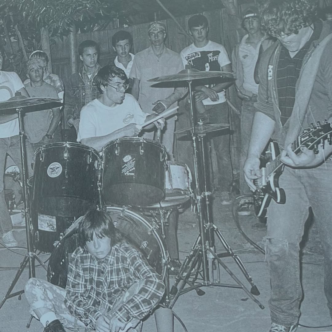 Lars Frederiksen (Rancid) jaman bocah, jadi penahan drums supaya nggak maju 🤣

di gig-nya band hardcore-punk NECROS, di Campbell, California, pada tahun 1982.

Foto oleh Murray Bowles.