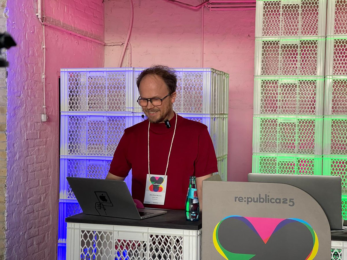 Ich habe bei der #rp25 einen Vortrag zu #futureskills gehalten. Für mich war das sehr interessant. Aber alles, was es an Aufzeichnung gibt, ist dieses Foto hier. 😢  
Danke an alle, die live dabei waren!