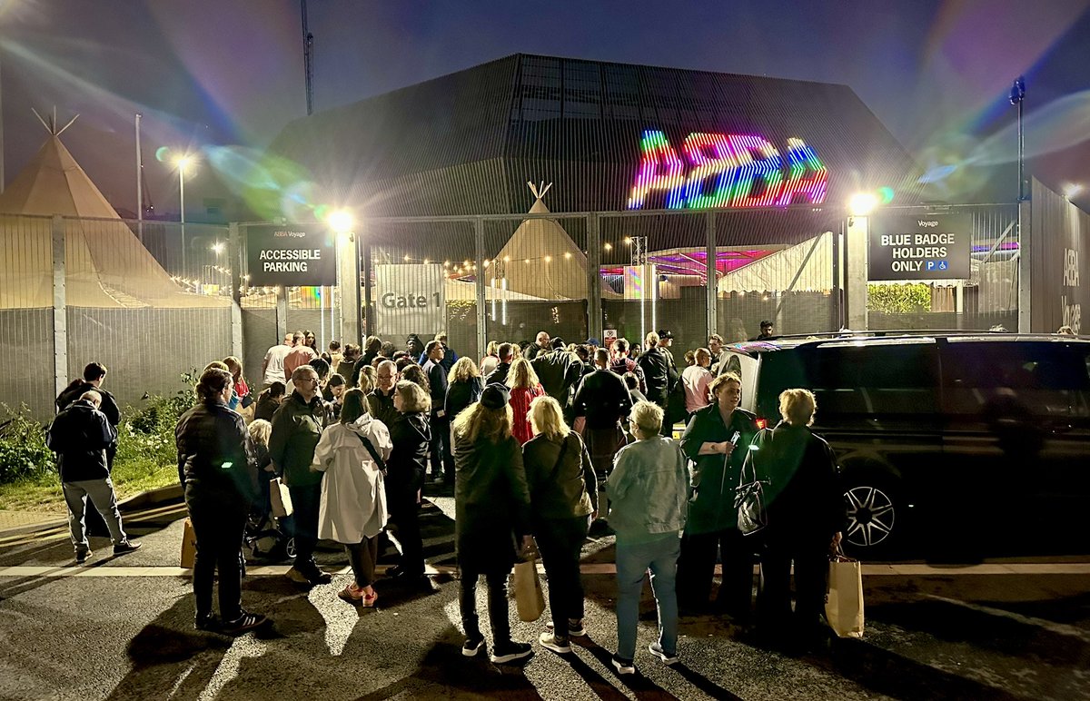 ABBATheFans's tweet photo. ✨ Two days in London for the ABBA Voyage 3rd anniversary 🎹🎤🎤🎸 Overwhelming in all the best ways 🙏👏♥️ 🎵Who found out that nothing can capture a heart - Like a melody can? Well, whoever it was, I’m a fan 🤩🎶
#WithoutAsongOrADanceWhatAreWe #abba #abbavoyage https://t.co/KpGTCcIFfR