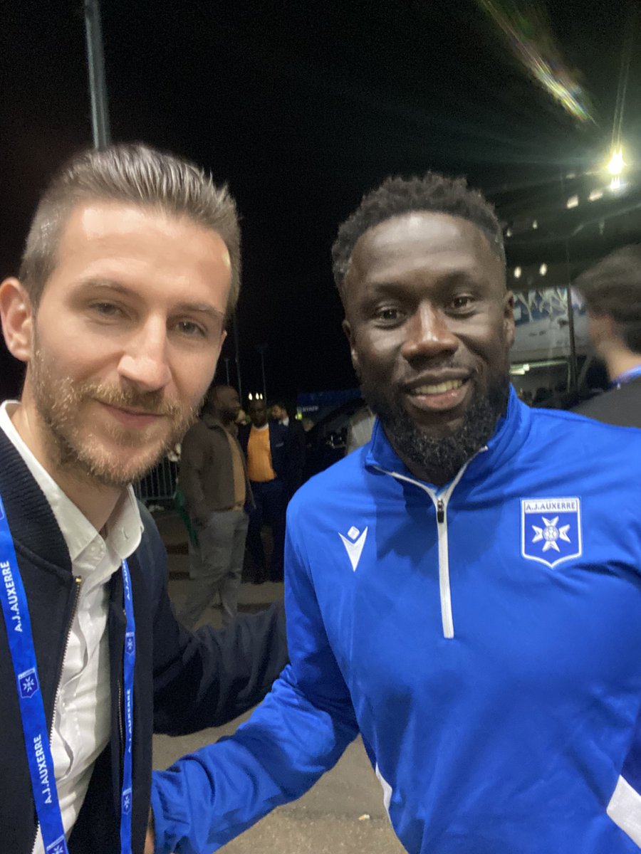 Avec Bacary Sagna en 2005 ou avec Bacary Sagna en 2025… 🥰

A un mètre près maximum, la photo a été prise exactement au même endroit. La première avait été photographiée par ma grand-mère, partie depuis, et je pense que ça l’aurait bien fait kiffer de me revoir avec 20 ans après