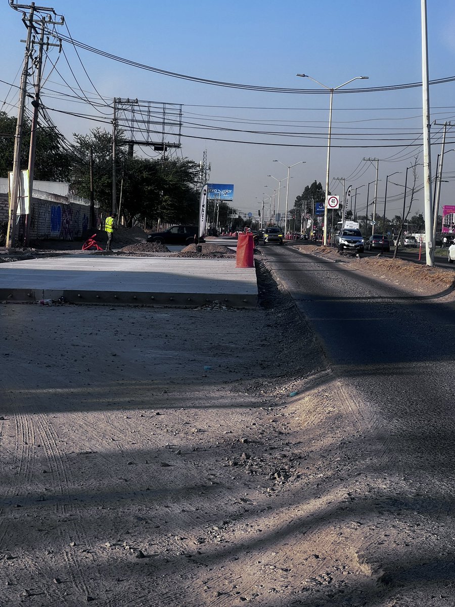 Arapadillat's tweet photo. Como puedes comprar este tipo de camionetas para la policía estatal y no puedes arreglar una avenida principal como Camino Real que lleva 3 meses y no terminan ni un carril, pasan días y está igual no hacen nada @GobiernoJalisco @GobTlajomulco @GobTlaquepaque https://t.co/Yt7UIB575G