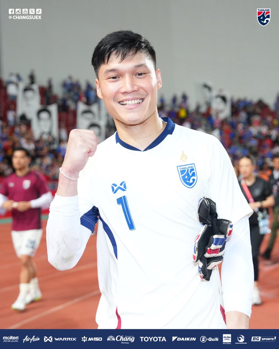 Changsuek_TH's tweet photo. #ปฏิวัติ คำไหม ผู้รักษาประตู #ทีมชาติไทย 🇹🇭 🧤 ลงเล่น 82 นาที พร้อมรักษาคลีนชีท มีส่วนช่วยพา #ASEANAllStars ⭐️ เอาชนะ แมนเชสเตอร์ ยูไนเต็ด 🔴 1-0 ในแมตช์อุ่นเครื่อง ที่ประเทศมาเลเซีย

ขณะที่ #เบนจามิน เดวิส และ #วรชิต กนิตศรีบำเพ็ญ ได้ลงสนามในช่วงครึ่งหลัง

ไม่ธรรมดา 👏🏻

#ช้างศึก https://t.co/GrGHkxNxyd