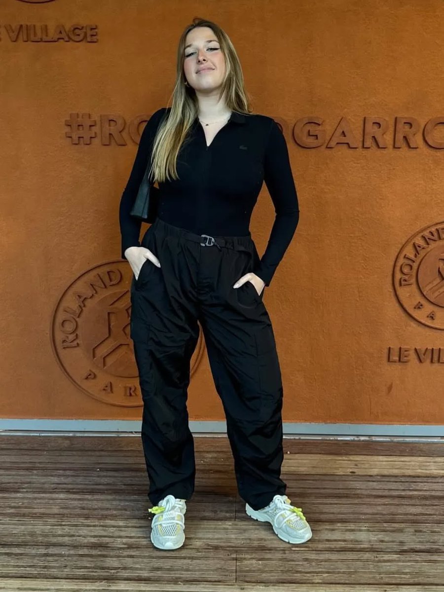 helelife19's tweet photo. Helena à Roland Garros c’est ça:                       #HelenaBailly #RolandGarros https://t.co/CrhqgjURuF