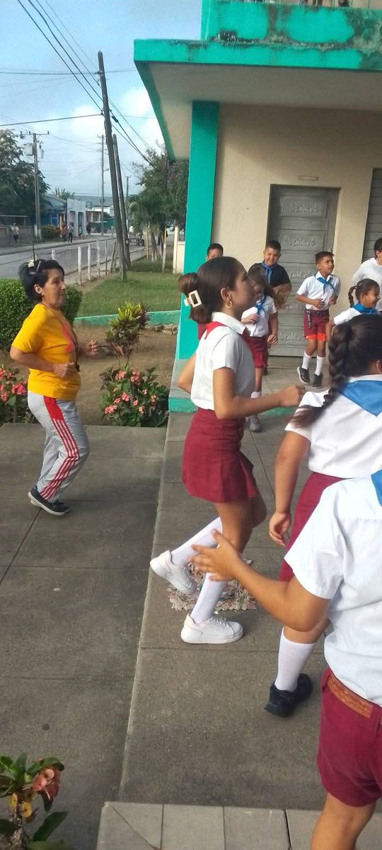 EdelPumarada's tweet photo. En la institución educativa 26 de Julio celebración del "Día del desafío" para garantizar la calidad de vida de educandos y trabajadores. Esta actividad de realiza en coordinación con el INDER como muestra del trabajo en red.#Cabaiguán,#CabaiguánEduca,
#SanctiSpíritusEnMarcha https://t.co/VNIDC4lsOX