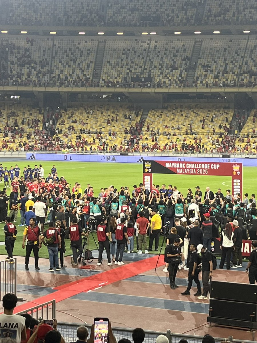 Second Wednesday running United players have to walk past a cup after a 1-0 defeat #mufc