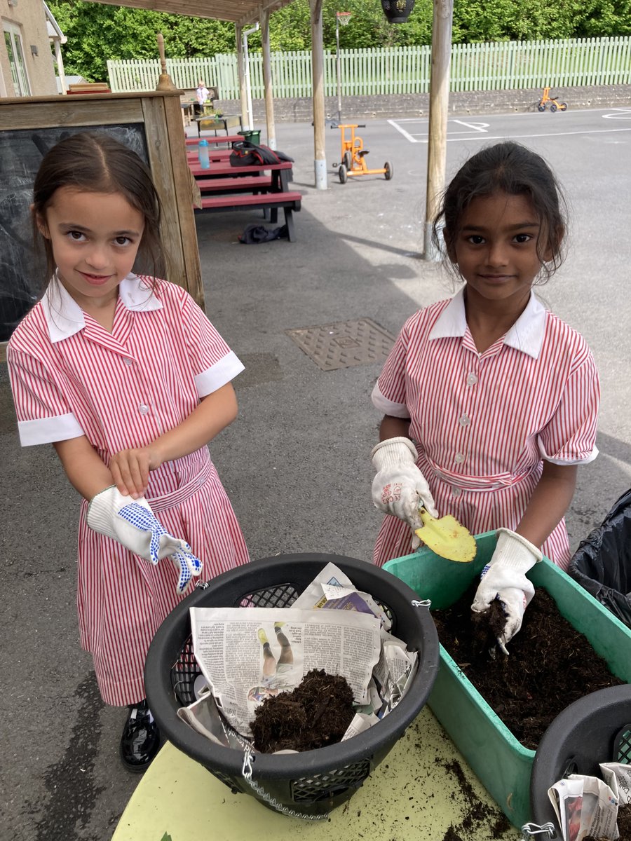 StMikes's tweet photo. 🪴🌷GARDENING CLUB🌷🪴
Some of our Pre-Prep pupils have been enjoying a spot of gardening in our after-school club... They have been busy potting plants and making up some beautiful hanging baskets!
#GardeningClub #PrePrep https://t.co/KabRTRm5hJ