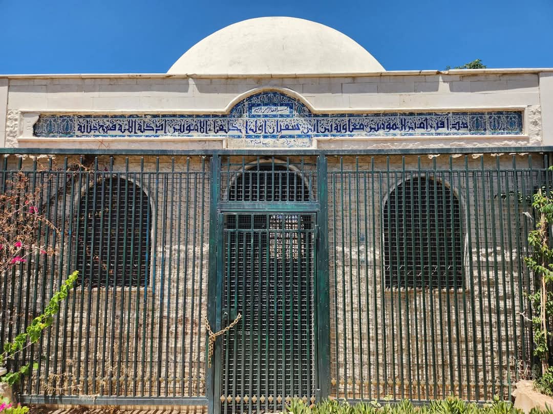 هذا قبر أمير المؤمنين معاوية بن أبي سفيان رضي الله عنه وأدخله فسيح جنانه 

بالقرب منه يوجد قبر ولده يزيد أمير المؤمنين وقبر الفقيه عبد الملك بن مروان رحمهم الله جميعا

بعدسة الدكتور وسام العظمة <a href="/WissamAzma/">د. وسام العظَمة Dr. Wissam</a>
