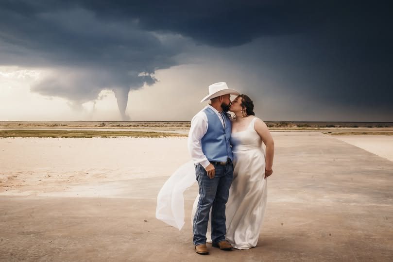 jenwe5's tweet photo. Tornado captured in unbelievable wedding photo https://t.co/dTAwQobryH https://t.co/ae9kMTdy6W