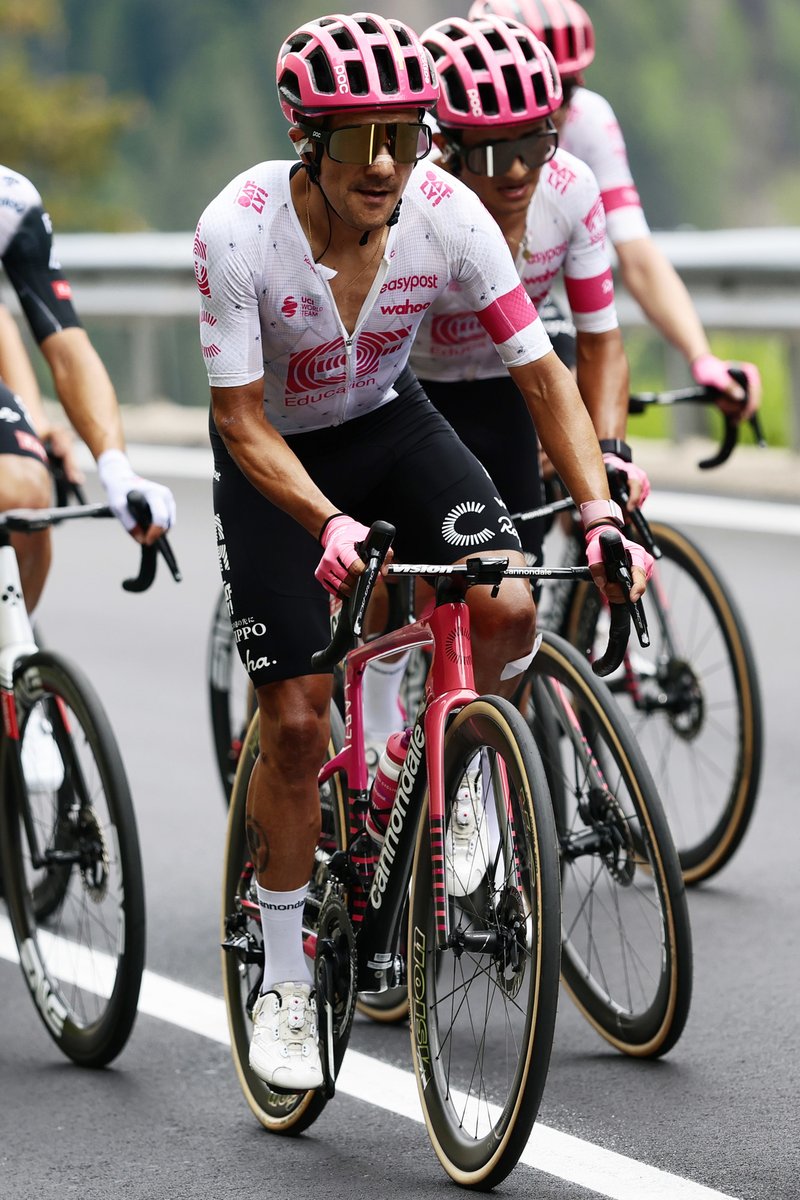 Richie is giving it EVERYTHING in this fight for the GC !!! 💪 Third on stage 17 and moves up to second overall

📸: Sprint Cycling
