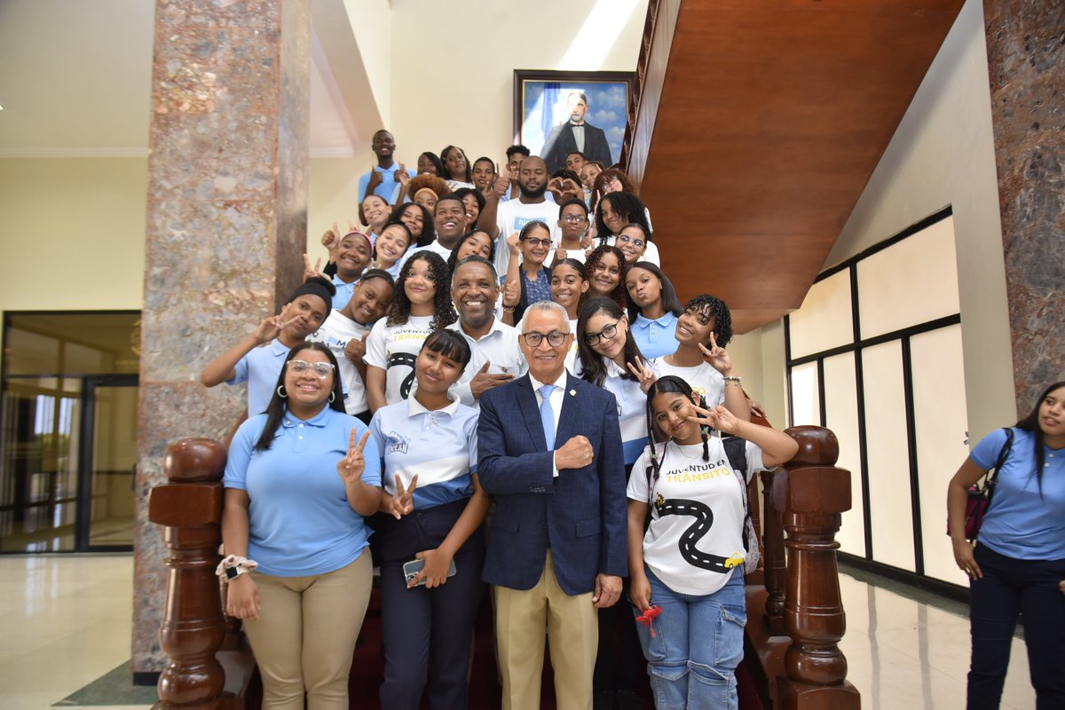 Iniciamos la semana con entusiasmo, recibiendo a estudiantes de 6to del Liceo Pedro Henríquez Ureña (Pedro Brand), como parte del programa Diputados por un Día.

Visitaron el hemiciclo: el salón de sesiones y la Asamblea Nacional. ¡La juventud se conecta con la democracia! 🇩🇴💬