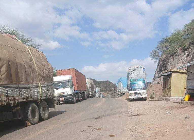 Tmhtvnews's tweet photo. Breaking News: Trucks Blocked from Entering Tigray Near Weldiya Amid Federal Restrictions

May 28, 2025 A new wave of roadblocks is preventing dozens of trucks loaded with essential goods from entering Tigray, as federal customs authorities reportedly halted them at the route of weldya-Chifra checkpoint, just outside Weldiya, without providing official explanation.

Eyewitnesses say the trucks, which had already passed Weldiya and were on route to Tigray, were ordered to stop and are now stranded near a federal customs post. Authorities have also prohibited the drivers from turning back, further complicating the situation.

This latest incident follows a series of similar roadblocks, dating back to September 2024, where multiple trucks were detained in Afar’s Adaitu area. Now, vehicles attempting to access Tigray through Serdo are facing the same fate.

Sources confirm that many of the stranded trucks are carrying highly perishable goods, including fresh produce, risking massive losses. Beyond the economic cost, truck owners report financial distress, with many facing pressure from unpaid bank loans and family obligations.

Despite the growing impact, neither the Ethiopian Customs Commission nor federal authorities have publicly disclosed the reason for the blockade.

Observers warn that not only does the restriction threaten livelihoods, but the deliberate prevention of return routes may signal an intentional effort to cripple commercial access to Tigray. The move is being seen by many as a destructive act with potentially dire humanitarian consequences.

Follow us for more updates on this developing story.