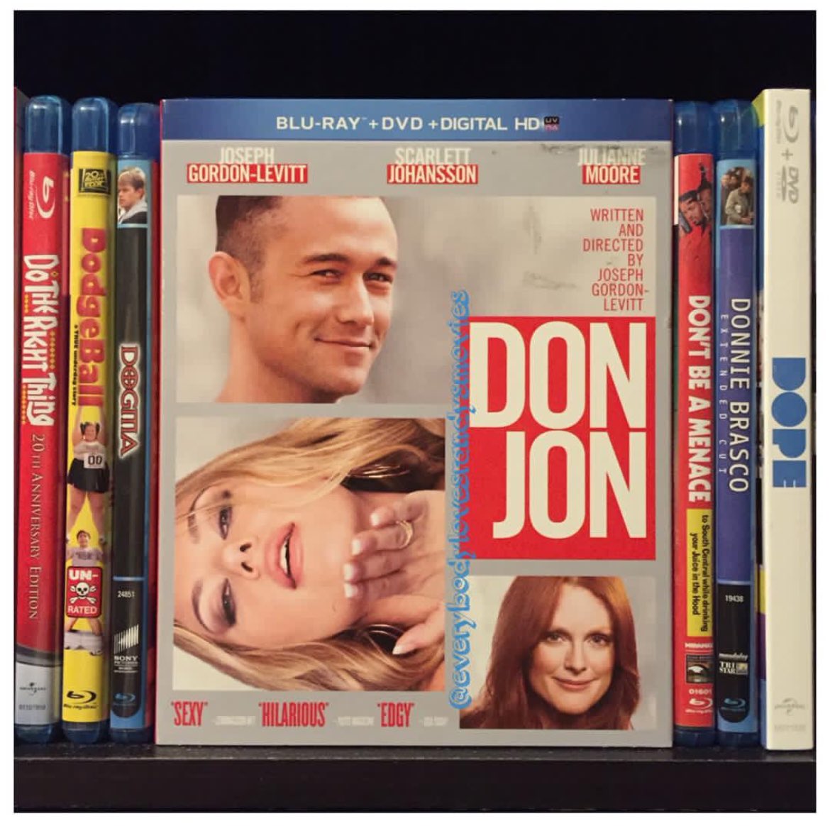 RandysMovies's tweet photo. Movie: #DonJon (2013)
Starring: #JosephGordonLevitt #ScarlettJohansson #JulianneMoore #TonyDanza #GlenneHeadley #BrieLarson #RobBrown
Directed By: #JosephGordonLevitt
#BluRay
#MovieNerd
#MovieCollector
#BluRayCollection
#MovieCollection
#MovieBuff
#PhysicalMedia
#FilmTwitter 👉🏼👌🏼