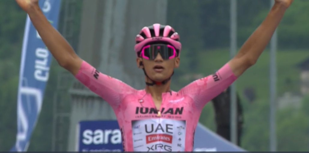 Los 3 primeros del Giro apenas se han picado unos segundejos, pero éstos pueden tener un gran efecto moral. Carapaz adelanta a Simon y Del Toro suma su primer parcial con un curveo final Moto GP y lanza el mensaje de que para torearme lo vais a tener que sudar: