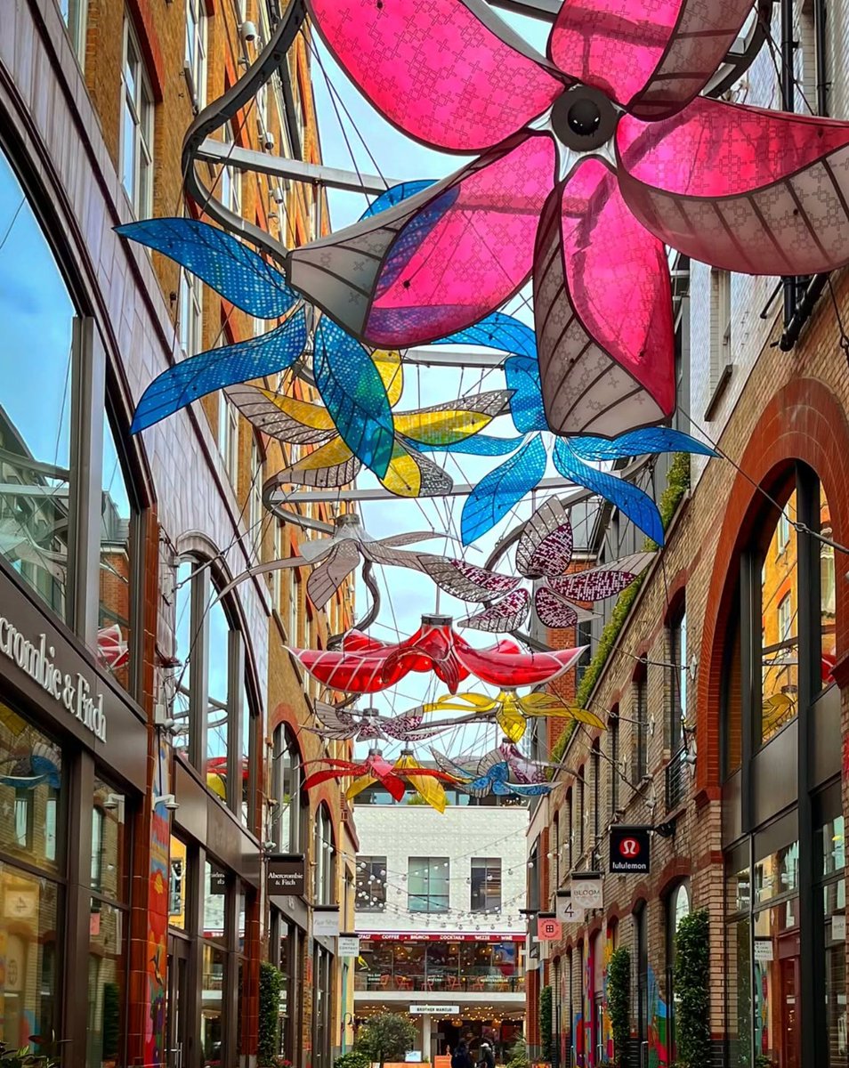 Covent Garden looking colourful around every corner🌈 [📸 <a href="/mimirose36/">mimi rose</a>] #LondonMakesItPossible #VisitLondon ow.ly/r99350VZewE