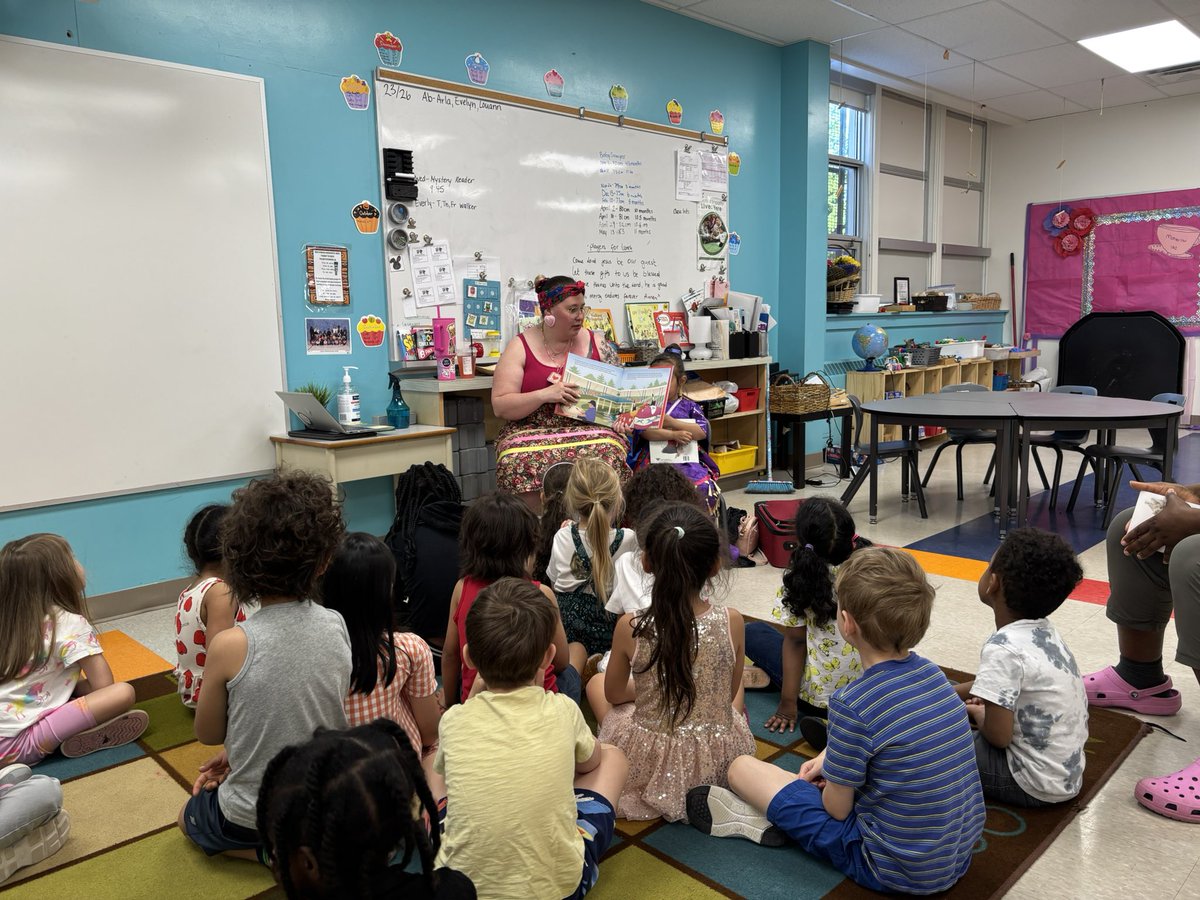 CorpusOCSB's tweet image. We’ve had many Indigenous elders &amp;amp;community members teaching the Ss Indigenous ways of knowing, arts, &amp;amp; story-telling. It’s even more awesome for students to learn from their classmates. Miigwetch to L in gr. 2 &amp;amp; C in K for sharing their culture with us. #ocsbIndigenous #ocsb