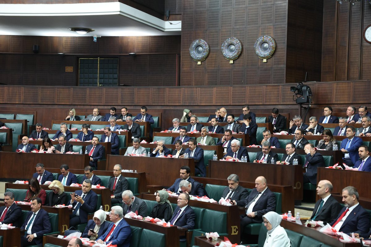 TBMM Grup Toplantımızda, AK Parti Grup Başkanımız, Başkanvekillerimiz, Yönetim Kurulu Üyelerimiz, Disiplin Kurulu ve Denetçilerimizin seçimini gerçekleştirdik.

Yeniden Grup Başkanı seçilen Sn. Abdullah Güler ve tüm arkadaşlarımızı tebrik ediyor, üstün başarılar diliyorum.