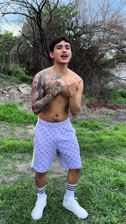 LUISOSORIO33's tweet photo. Este michoacano   trae calenchus a los piutos    le dejan mensajes    diciéndole que quieren mamar su camote  !  ¡que bárbaros    perros  ! 🤣     #Mexico #Gay   #Chacal https://t.co/wsO3glnO25