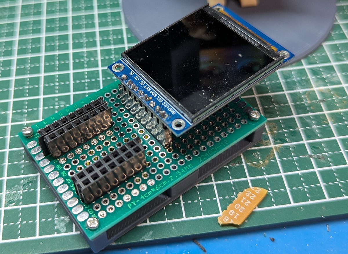 bryful's tweet image. この2,3日体調不良で何もできなかったが、#XIAO #ESP32S3 のプログラミング時用のボードとフィギュア型スタンドの試作品ができた。ちょい前にできてたけどやっと組み上げた。拡張用のピンヘッドもつけた。フィギュアはまだバランスが悪い。再考が必要だな。