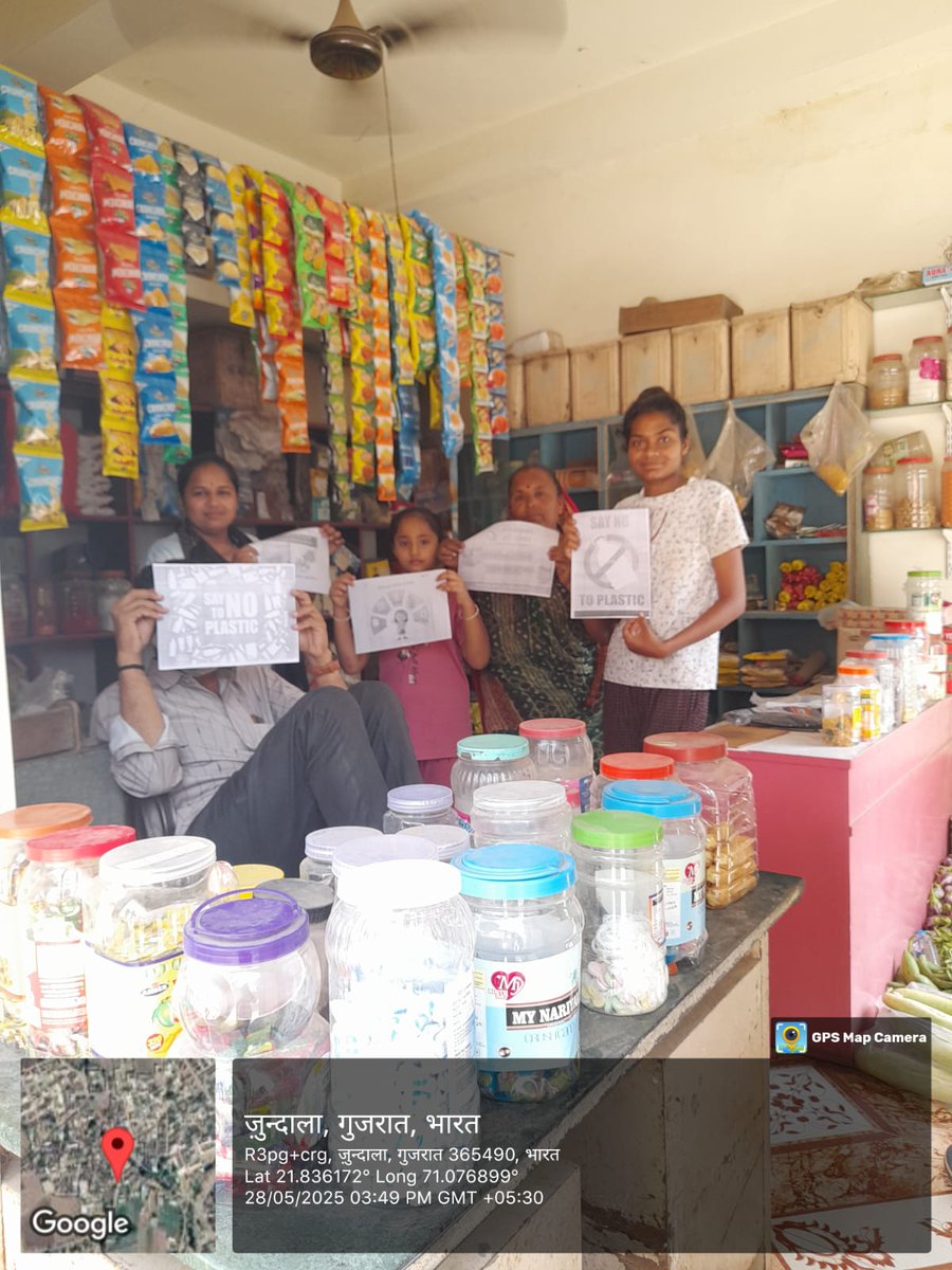 ZundalaGPRaj's tweet photo. આજ રોજ ઝુંડાળા ગામે #WEDprecampaign2025 ના ભાગ રૂપે "#SayNoToPlastic" થીમ પર આધારિત જાગૃતિ કાર્યક્રમ યોજવામાં આવ્યો. જેમાં કાપડની થેલીના ઉપયોગ અને પ્લાસ્ટિકના લઘુતમ ઉપયોગ વિશે જાણકારી આપવામાં આવી. https://t.co/UZVNkU33Cs