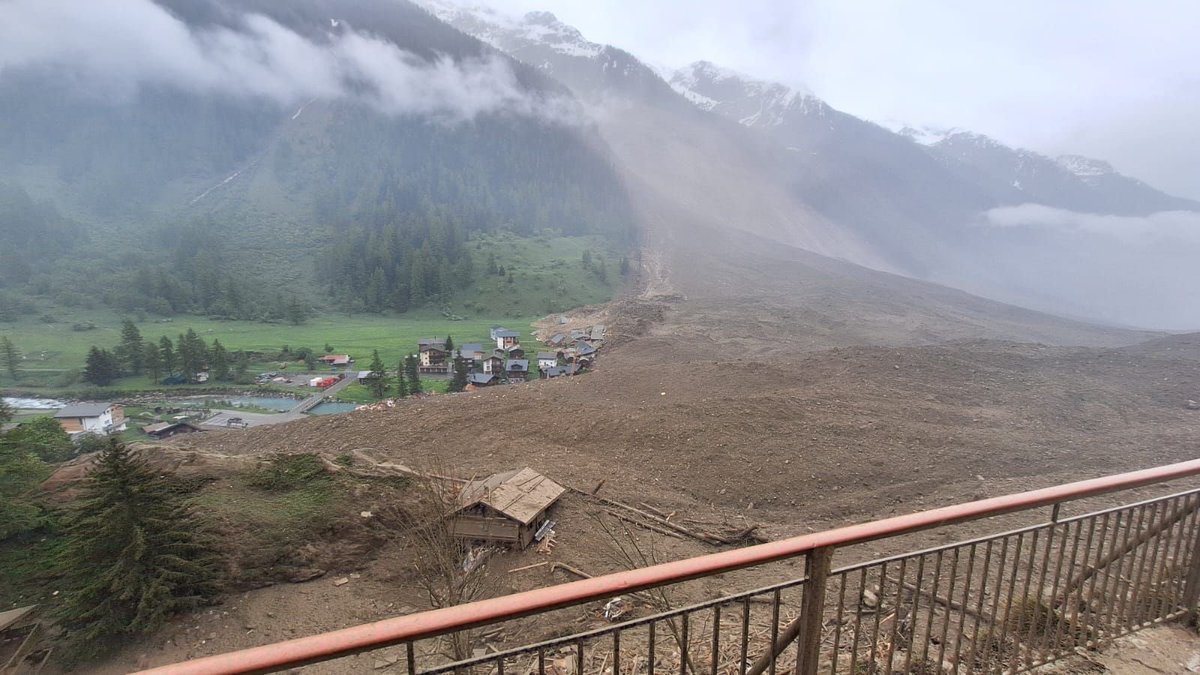 🔴 Le village (évacué) de #Blatten [CH] dans le Valais #Suisse, est ensevelie ce mercredi après-midi sous des millions de mètres cubes de glace et de roche…😪🇨🇭 (©Pomona)