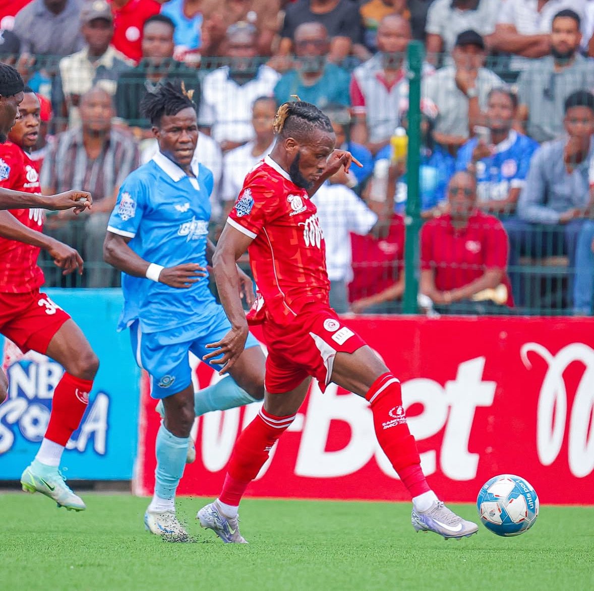 avyramso's tweet photo. FT: Simba SC 1-0 Singida BS
⚽️Mukwala 43’ #NPL

Simba SC wamalima vipori vya Ligi Kuu leo dhidi ya Singida na kufikisha alama 72 huku Yanga akiongoza kwa alama 73. https://t.co/U0dIF7Eycq
