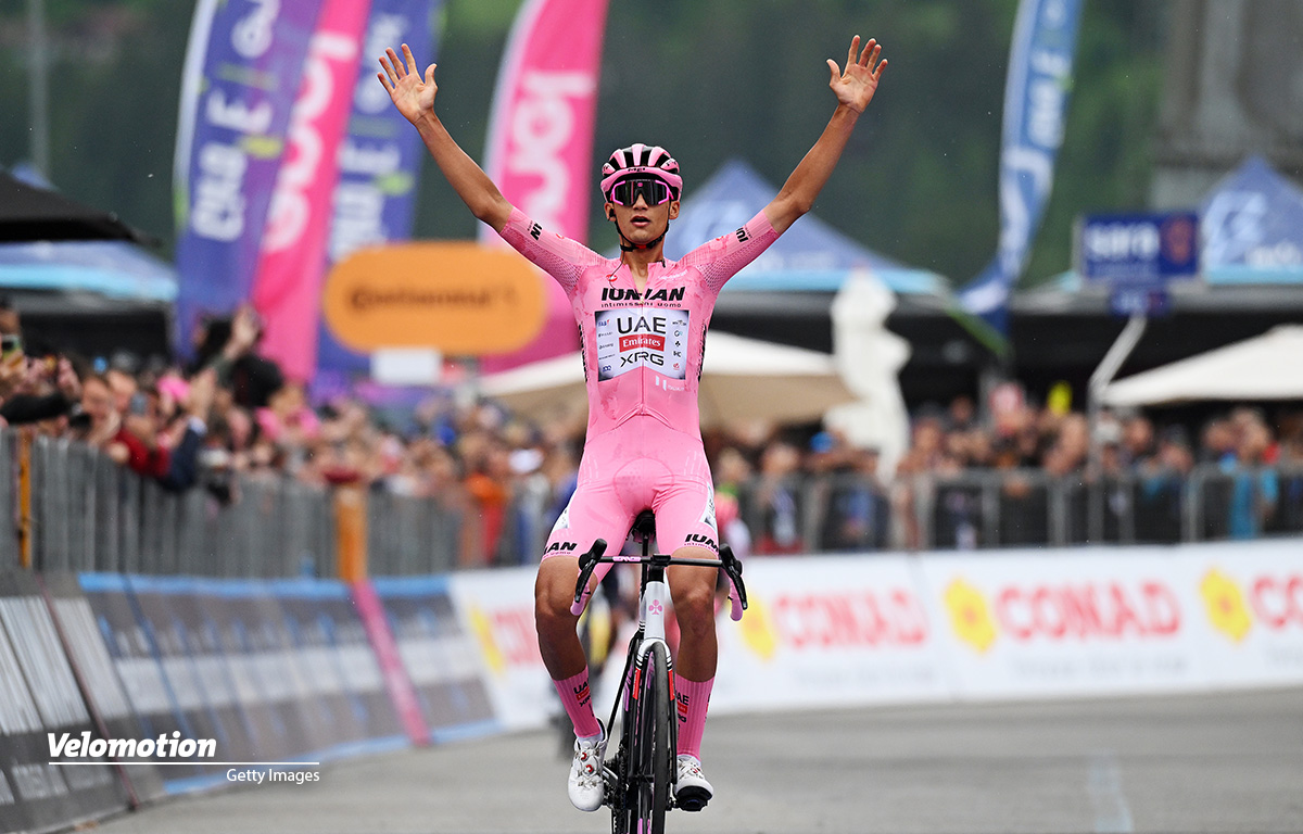 BRUTAL lo de Isaac del Toro. En un sprint final de locura supero al ecuatoriano Carapaz y ganó la etapa de hoy del Giro de Italia. Tiene una ventaja de 43 segundos, que está lejos de ser definitiva, pero lo de hoy fue un verdadero puñetazo sobre la mesa. Es favorito sin duda.