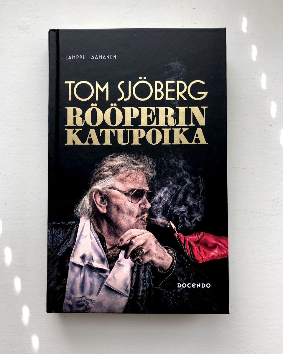 ⚡️Easy come, easy go! 

Tom Sjöberg muistelee upeita asuntojaan ja Cadillacejaan. Legendan muistelmat vievät huikealle matkalle läpi Rööperin, jota ei enää ole. Rööperin katupojalla käänteitä – ja naisia riitti.

Rouheaa luettavaa ja kuunneltavaa!
docendo.fi/kirjat/tom-sjo…