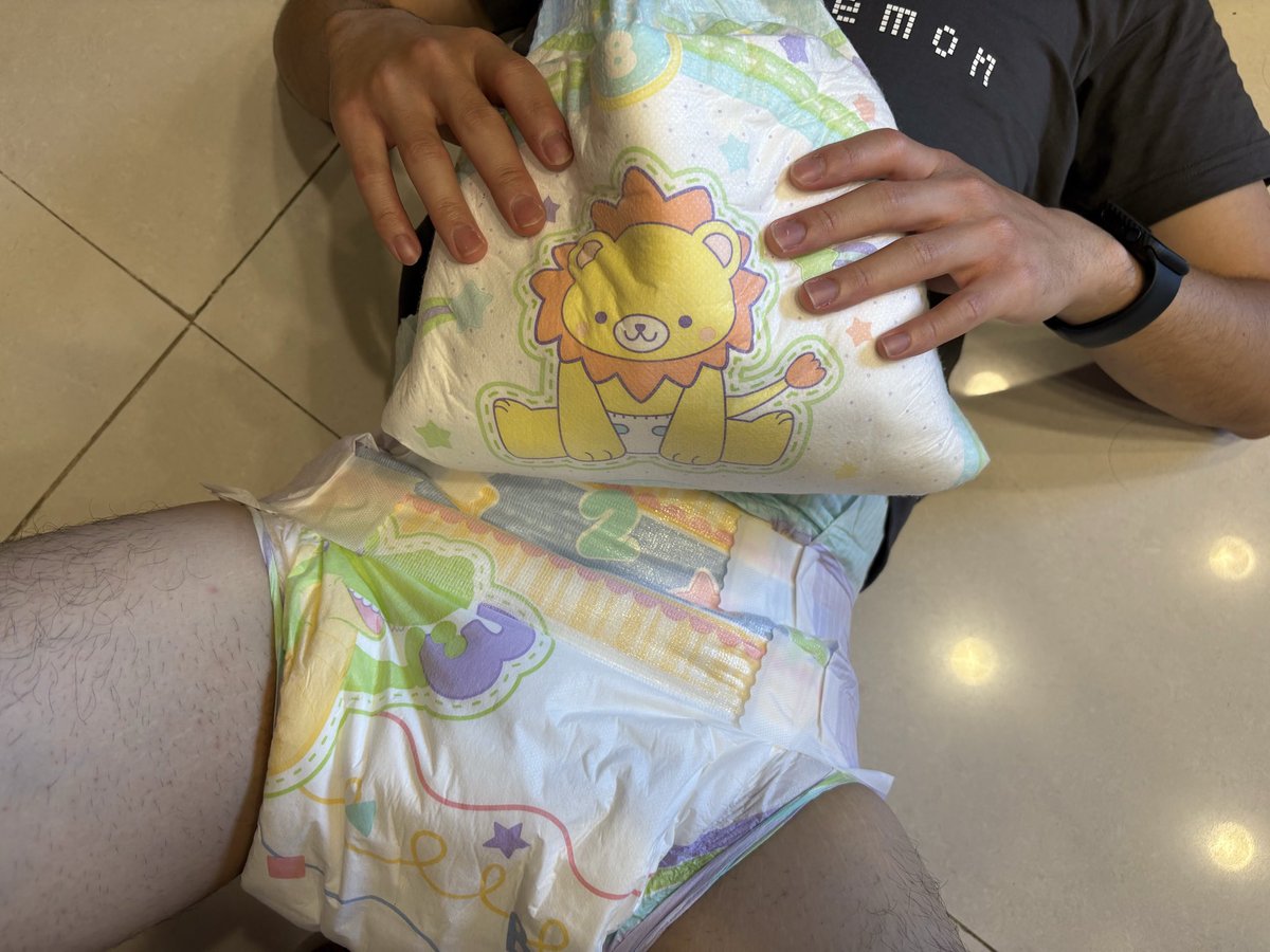 Alex褲褲裡白白的東西是什麼呀？

拉開褲褲看…

哇！原來是一隻小獅子啊🦁

<a href="/diaperdongtpe/">東布君</a> ：我也有小獅子，但我們的小獅子顏色怎麼不太一樣（指…

看來有人要換布布惹😏

換好尿布後…

自己的臭布布自己拿好

#abdl 
#diapercheck 
#diaperchange 
#LittleKings