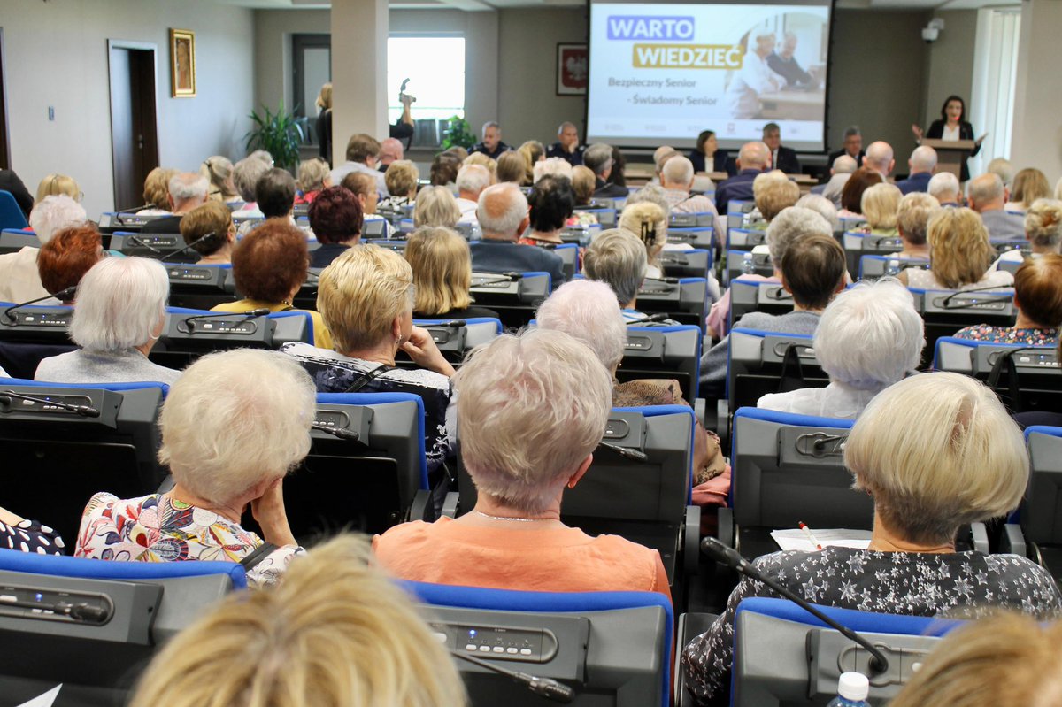 SeniorzyKPRM's tweet image. Rusza pilotaż programu edukacji prawnej seniorów w woj. świętokrzyskim.
Program obejmuje spotkania na temat:
– oszustw „na wnuczka”, „na policjanta”,
– bezpieczeństwa w sieci,
– praw konsumenckich,
– testamentów, darowizn i umów dożywocia,
– przeciwdziałania przemocy w rodzinie.