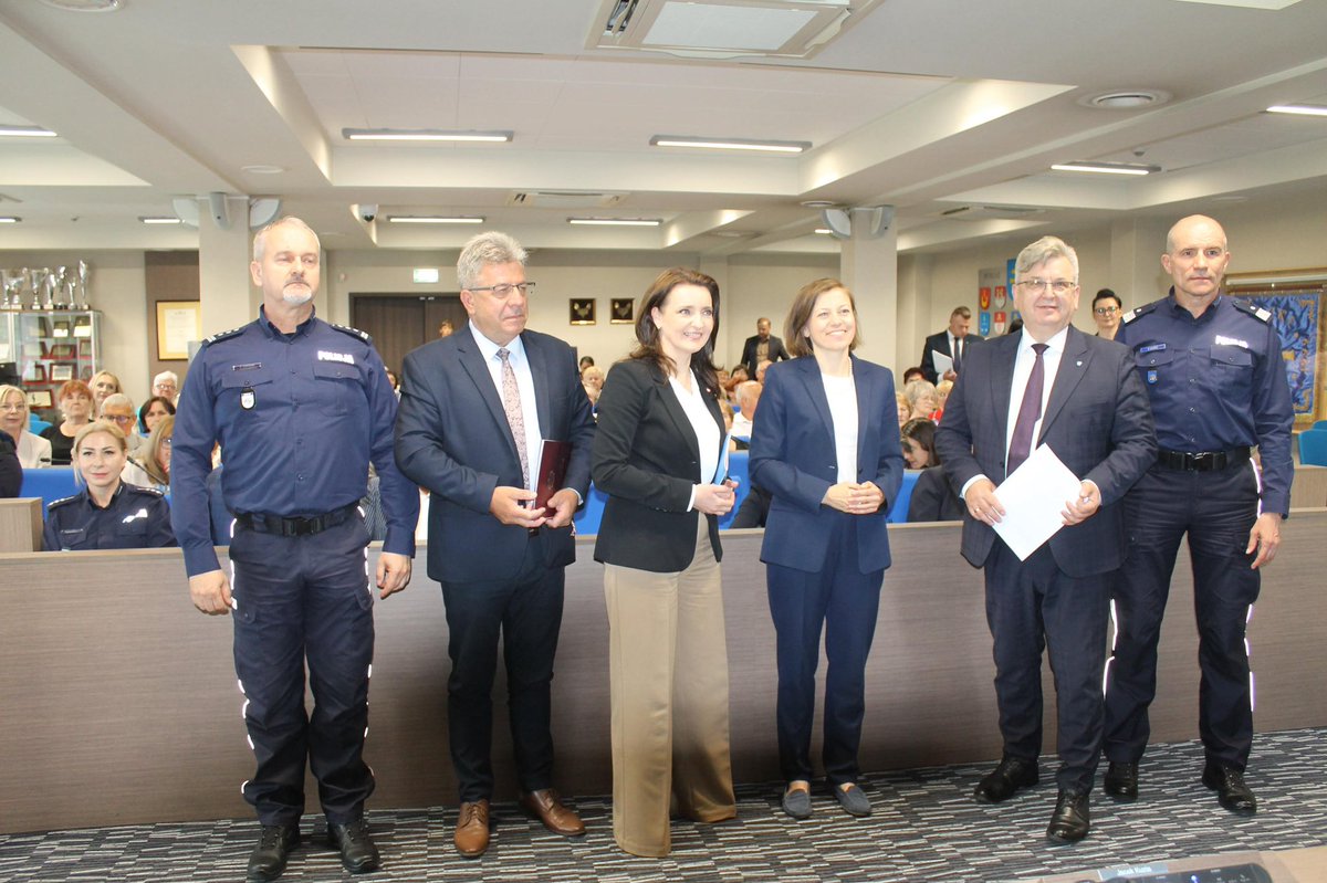 SeniorzyKPRM's tweet image. Rusza pilotaż programu edukacji prawnej seniorów w woj. świętokrzyskim.
Program obejmuje spotkania na temat:
– oszustw „na wnuczka”, „na policjanta”,
– bezpieczeństwa w sieci,
– praw konsumenckich,
– testamentów, darowizn i umów dożywocia,
– przeciwdziałania przemocy w rodzinie.