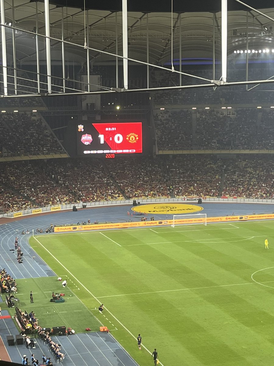 Manchester United lose again. This time to a team of random players put together (ASEAN All-Stars). 70,000+ fans in Malaysia leave disappointed. 

Here’s a picture of Ruben Amorim squatting by the touchline - probably wondering how to fix this mess. #mufc