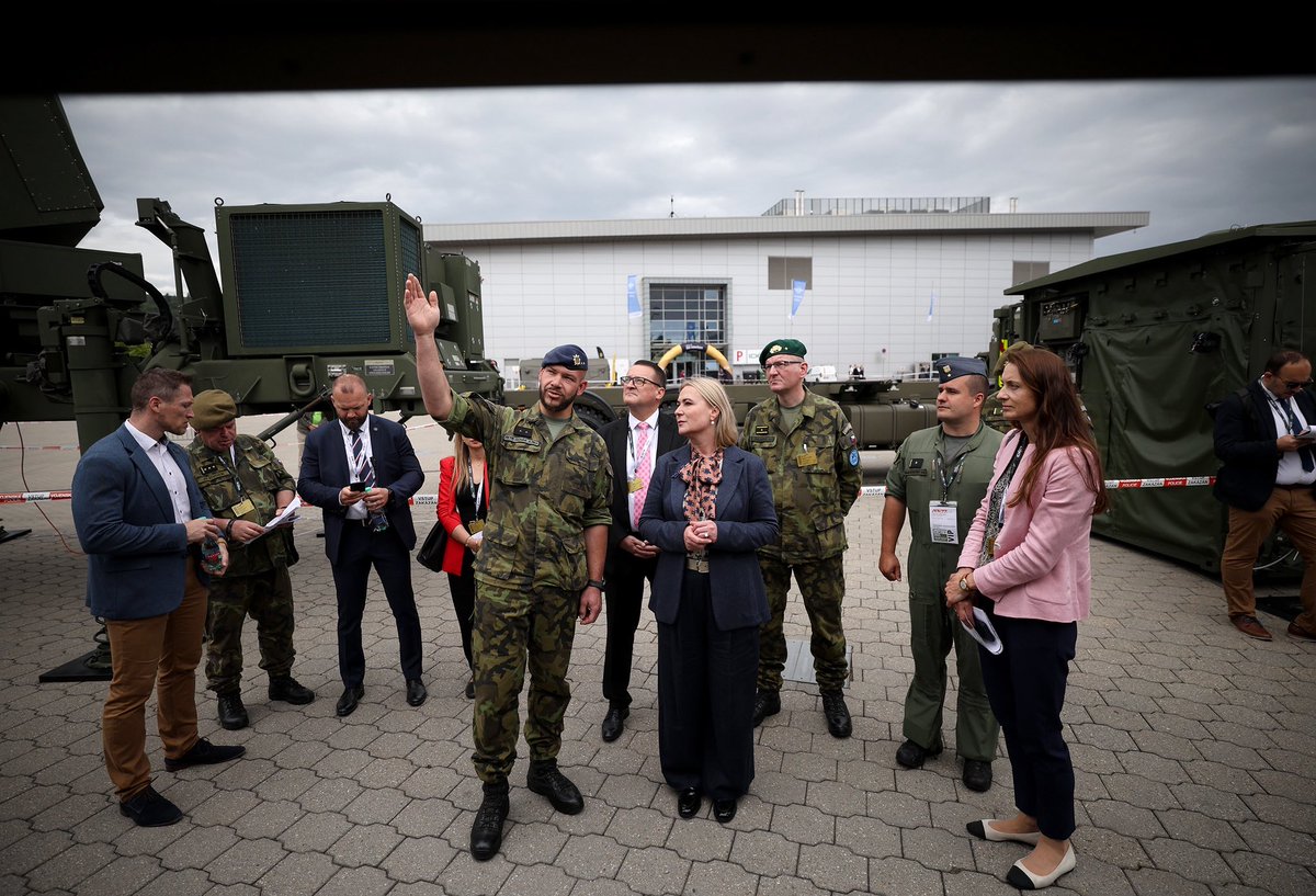 Prezident 🇨🇿 <a href="/prezidentpavel/">Petr Pavel</a>, ministryně obrany <a href="/jana_cernochova/">Jana Černochová</a> a náčelník Generálního štábu Armády České republiky arm. gen. Karel Řehka byli mezi čestnými hosty, kteří dnes na brněnském výstavišti zahájili veletrhy IDET, PYROS a ISET 2025. 

Resort obrany patří na akci mezi
