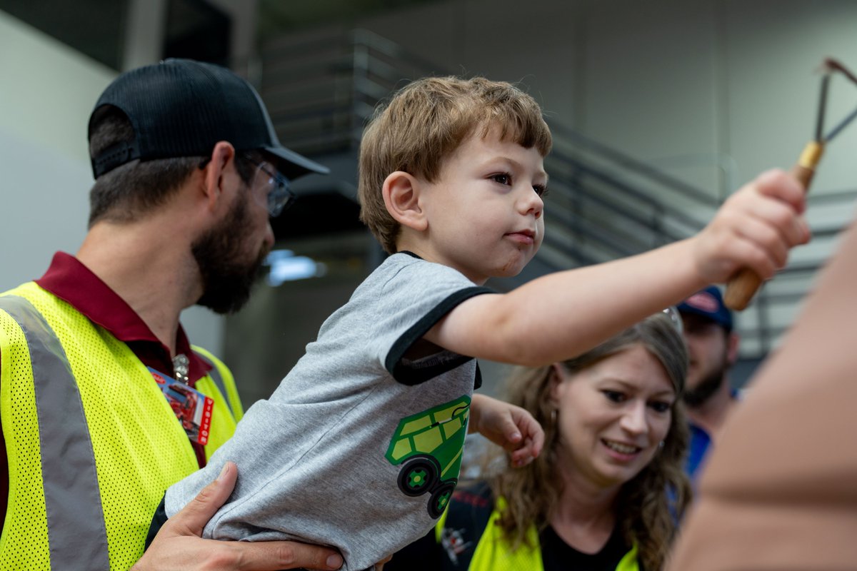PeterbiltMotors's tweet image. We recently had the pleasure of hosting James at our Peterbilt plant in Denton, Texas, thanks to Make-A-Wish! Seeing his enthusiasm for our trucks was truly inspiring. James, thank you for sharing your day with us!
#MakeAWish #Peterbilt #PeterbiltCares #PeterbiltPride